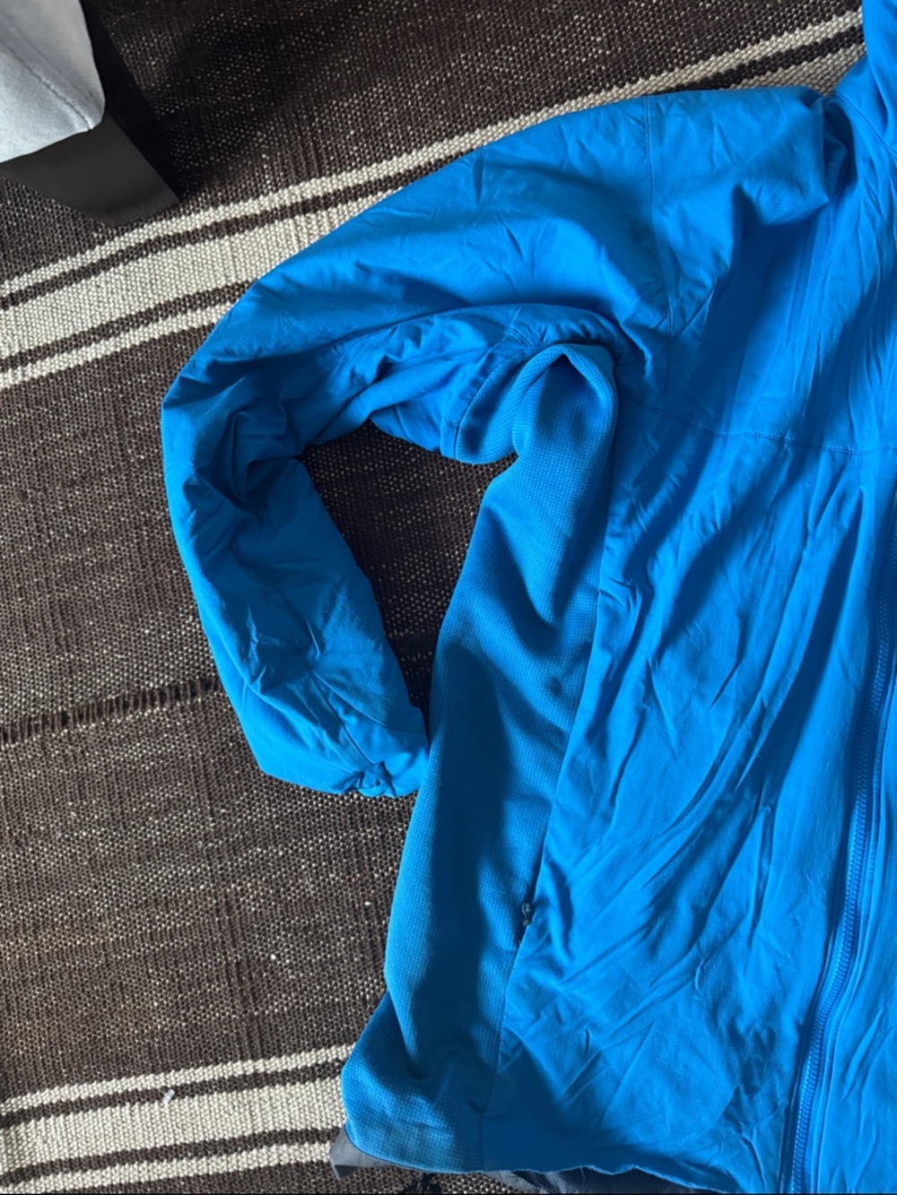 Arc'teryx Atom Bright Blue Hooded Puffer Jacket - Picture 5 of 6